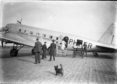 O-0151 Haamstede. Torenweg. Vliegveld. Aankomst van de Douglas DC-2 (PH-KR) van de KLM.