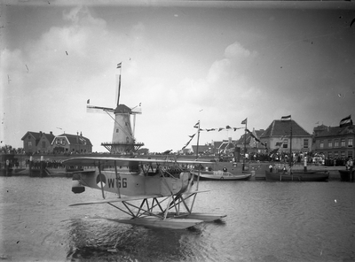 O-0155 Zierikzee. Watervliegtuigen in de Nieuwe Haven. Vliegdemonstratie Koninklijke Marine t.g.v. de 18de verjaardag ...