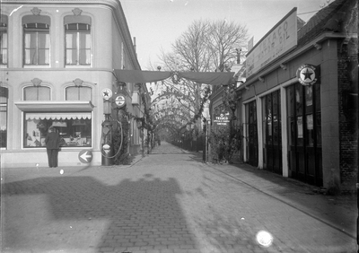 O-0184 Zierikzee. Driekoningenlaan, gezien vanaf de Lange Nobelstraat. Links de Sint Anthoniesdam.