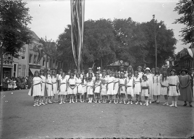 O-0208 Zierikzee. Dansgroep op het Havenplein i.v.m. bezoek H.M. Koningin Wilhelmina in 1924.