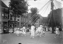 O-0209 Zierikzee. Dansgroep op het Havenplein i.v.m. bezoek H.M. Koningin Wilhelmina in 1924.