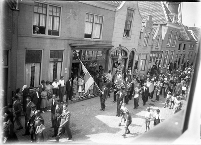 O-0216 Zierikzee. Lange Nobelstraat. Eilandelijke muziekkorpsen marcheren door Zierikzee t.g.v. het 1100-jarig bestaan ...