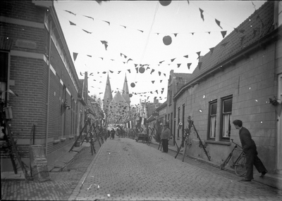 O-0217 Zierikzee. Korte Nobelstraat richting Nobelpoort. Oranjefeest jaren '30 20e eeuw.