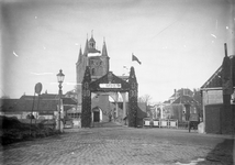 O-0227 Zierikzee. Zuidhavenpoort en Duivelandse brug, gezien vanuit 's Heer Lauwendorp. Versiering t.g.v. het huwelijk ...