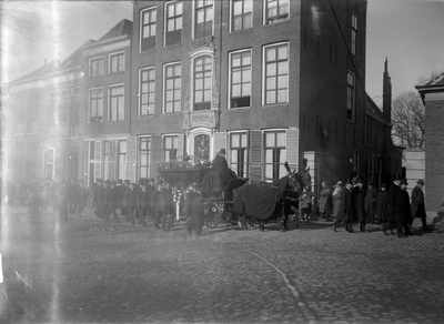 O-0242 Zierikzee. Oude Haven. Begrafenisstoet van burgemeester mr. A.J.F. Fokker van Crayesteyn van Rengerskerke.