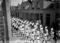 O-0252 Zierikzee. Lange Nobelstraat. Optocht gymnastiekvereniging 'Olympia', t.g.v. de ingebruikname van de watertoren.