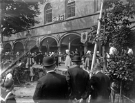 O-0253 Zierikzee. Havenplein. Viering Koninginnedag. Uitvoering volksdansen in landelijke klederdrachten door leden van ...