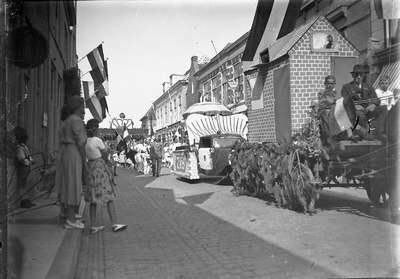 O-0255 Zierikzee. Optocht in de lange Nobelstraat t.g.v. de verjaardag van H.M. koningin Wilhelmina, 31 augustus 1948.