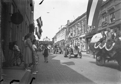 O-0256 Zierikzee. Lange Nobelstraat. Optocht t.g.v. de verjaardag van H.M. koningin Wilhelmina, 31 augustus 1948.