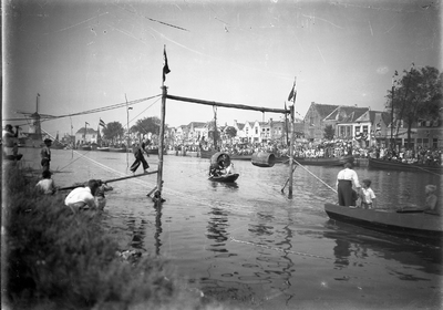O-0262 Zierikzee. Sprietlopen in de Nieuwe Haven t.g.v. Oranjefeest.