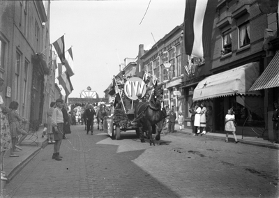 O-0263 Zierikzee. Lange Nobelstraat, Optocht t.g.v. de verjaardag van H.M. koningin Wilhelmina, 31 augustus 1948.
