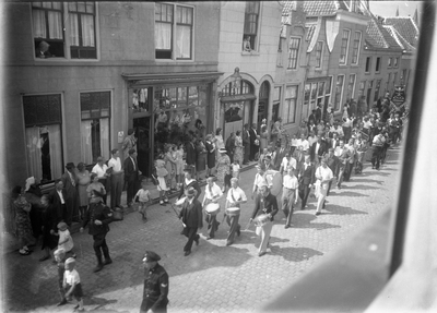 O-0265 Zierikzee. Lange Nobelstraat. Eilandelijke muziekkorpsen marcheren door Zierikzee t.g.v. het elfhonderd-jarig ...