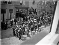 O-0279 Zierikzee. Lange Nobelstraat. Eilandelijke muziekkorpsen marcheren door Zierikzee t.g.v. het elfhonderd-jarig ...