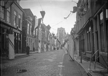 O-0280 Zierikzee. Poststraat richting Nieuwe Kerk.. Versiering t.g.v. het huwelijk van H.K.H. Prinses Juliana en Z.K.H. ...