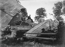 O-0284 Zierikzee. Slingerbos. Fotograaf Jan Ochtman op de ruïne van de uit 1930 daterende watertoren, gebouwd naar een ...