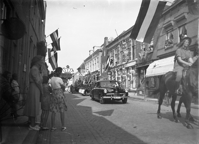 O-0297 Zierikzee. Lange Nobelstraat. Optocht t.g.v. de verjaardag van H.M. koningin Wilhelmina, 31 augustus 1948.