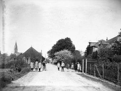 O-0303 Zonnemaire. Zuidweg. Rechts de pastorie en links de Hervormde kerk.