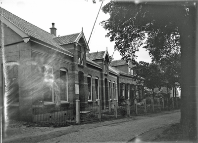 O-0341 Kerkwerve. Kerkring. Gemeentehuis, gebouwd in 1908. Rechts daarvan de onderwijzerswoning en daarnaast de pastorie.