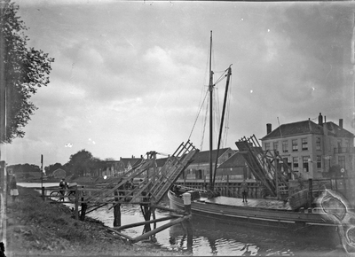 O-0366 Zierikzee. Geopende noodbrug Nieuwe Haven bij Zuidhavenpoort. Deze brug werd gebruikt tijdens de bouw van de ...