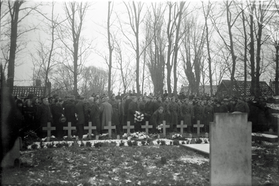 O-0413 Renesse. (Her)begrafenis 10 geëxecuteerden.