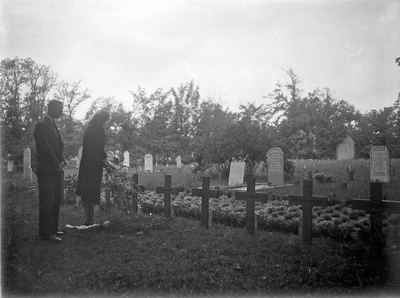 O-0419 Renesse. (Her)begrafenis 10 geëxecuteerden.