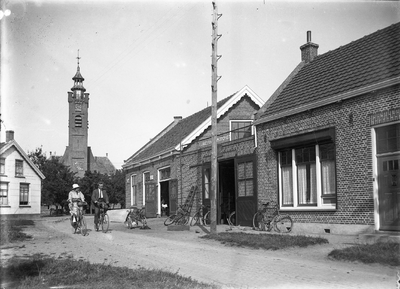 O-0470 Burgh. Hogeweg. Links de smederij van Johannes Verwest, rechts de woning van de familie Visser. De fietsers zijn ...
