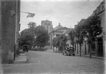 O-0492 Zierikzee. Poststraat met zicht op Nieuwe Kerk en Sint Lievens Monstertoren. Links het (net geopende) postkantoor.