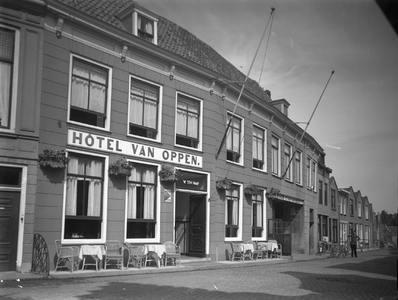 O-0498 Zierikzee. Verrenieuwstraat vanaf Melkmarkt. Hotel Van Oppen.