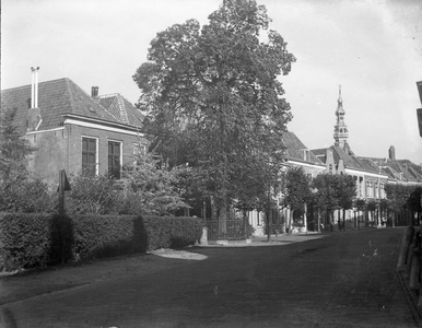 O-0500 Zierikzee. Poststraat richting centrum. In het midden de Wilhelminalinde, geplant in 1898.