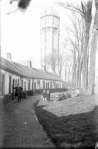 O-0501 Zierikzee. Hofferstraat. Godskamertjes of Schosjes . Op de achtergrond de uit 1930 daterende watertoren, gebouwd ...