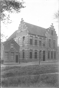 O-0509 Zierikzee. Kerkhof n.z. met voormalige ambachtsschool.