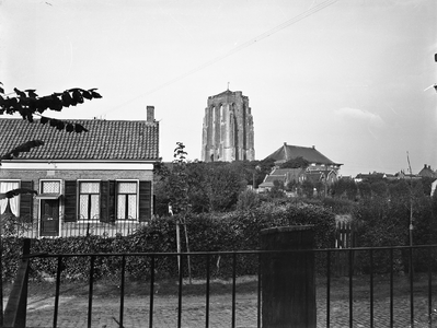 O-0510 Zierikzee. Sint Lievens Monstertoren en Nieuwe Kerk gezien vanuit de Regenboogstraat ('t Padje).