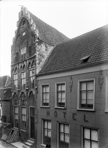 O-0512 Zierikzee. Meelstraat, links huis 'De Haene' (het Tempelierenhuis) en rechts Hotel De Faam.