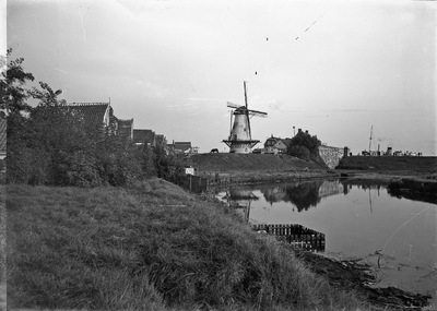 O-0514 Zierikzee. Achterzijde Hoofdpoortstraat met zicht op het Bolwerk en molen Den Haas .