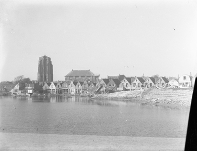 O-0519 Zierikzee. Achterzijde Hoofdpoortstraat met Sint Lievens Monstertoren en Nieuwe Kerk.