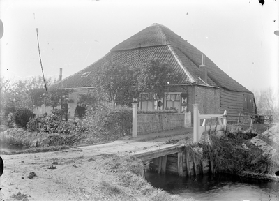 O-0536 Kerkwerve. Stolpboerderij aan de Verseputseweg K 104. Deze stolp, de laatste op Schouwen-Duiveland, is in 1956 ...