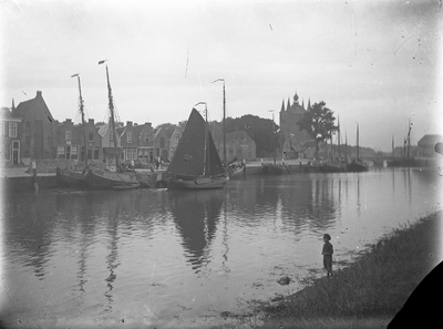 O-0570 Zierikzee. Nieuwe Haven vóór 1929. Op de voorgrond twee Heister vissersschepen.