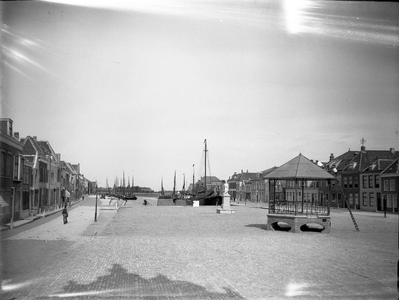 O-0591 Brouwershaven. Markt met muziektent, haven.