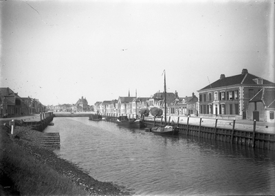 O-0594 Brouwershaven, Haven gezien vanuit het noordoosten, richting Markt. Het grote gebouw rechts is het gebouw van ...