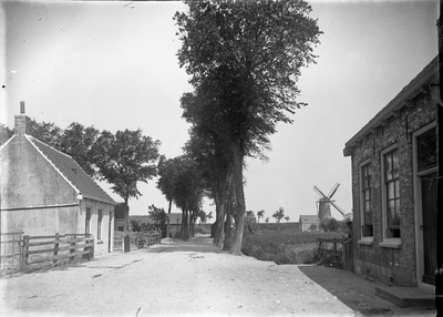 O-0597 Brouwershaven. Nieuwstad. Links huis van landbouwer Hoekman, rechts huis van metselaar Lee van Wouwe. De bomen ...