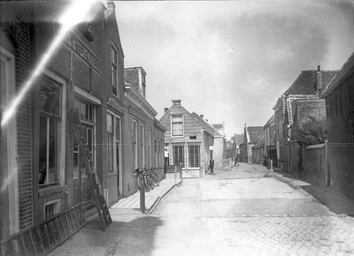 O-0599 Brouwershaven. Noordstraat. Links verfwinkel van Sasje , ernaast de slagerij van Adriaan van Sluis en in het ...