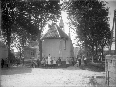 O-0608 Sirjansland. Ned. Herv. Kerk. De vrouw in het midden is Th. de Jonge- van der Have.