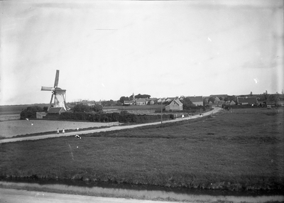 O-0610 Sirjansland. Molenweg vanaf de dijk bij het Dijkwater naar het dorp.
