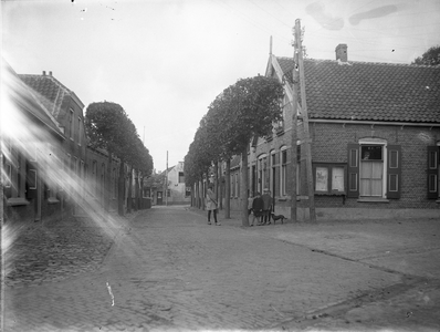 O-0611 Sirjansland. Dorpsstraat met rechts café annex bakkerij van de Joh. Bal.