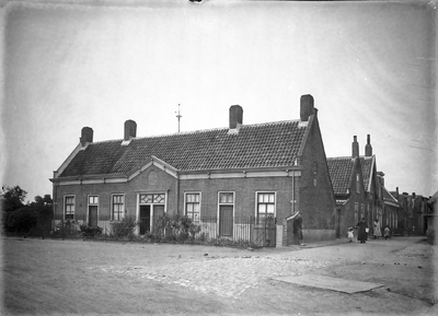 O-0622 Bruinisse. Stichting den Bal gevestigd hoek Lange Ring - Deestraat. (Ook wel het Armenhuis genoemd).