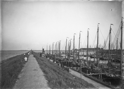 O-0625 Bruinisse. Bruse mosselvaartuigen aan de Langedam te Bruinisse, vóór 1911.