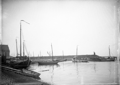 O-0627 Bruinisse. Links het Visserijpolitievaartuig Meeuw , op de blokken achter de werf te Bruinisse. Op de voorgrond ...