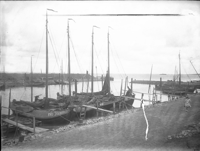 O-0632 Bruinisse. Zeilvaartuigen (mosselboten) aan de Lagekaai in de Vissershaven van Bruinisse.