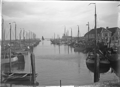 O-0633 Bruinisse. Gezicht op de vissershaven van Bruinisse met links mosselvaartuigen aan de Langedam.