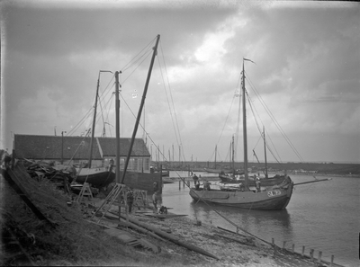 O-0639 Bruinisse. Scheepswerf van D. van Duivendijk, met vissersvaartuigen uit Stellendam.